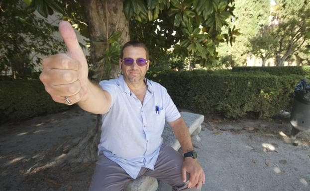 SImon Camara, en los jardines del Cuarto Real de Santo Domingo.