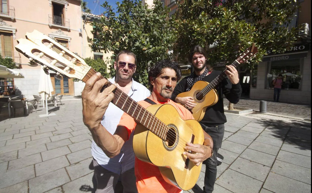 Chalo y Lirola, dos artistas callejeros habituales del Albaicín, junto con Simon Camara, en la plaza de San Agustín. 