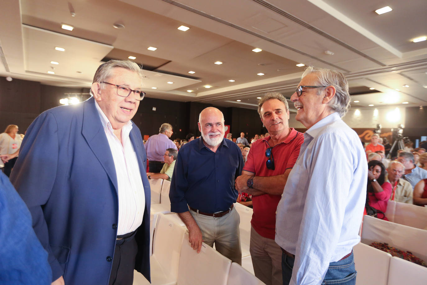 El presidente del Gobierno ha participado en un acto en la capital junto a la secretaria general de los socialistas andaluces, Susana Díaz, el presidente de la Diputación de Granada, José Entrena, y el secretario general del PSOE de la capital, Francisco Cuenca 