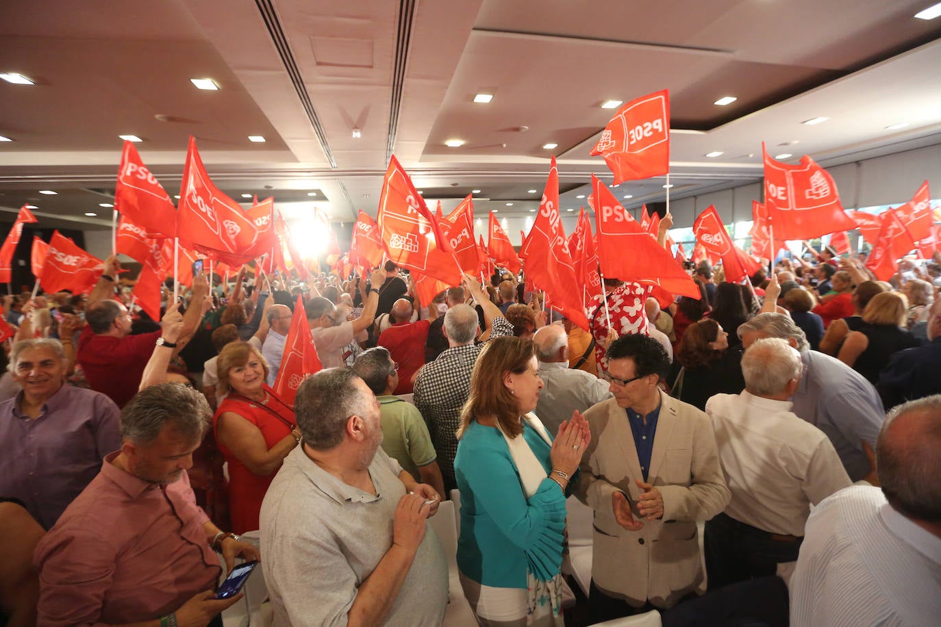 El presidente del Gobierno ha participado en un acto en la capital junto a la secretaria general de los socialistas andaluces, Susana Díaz, el presidente de la Diputación de Granada, José Entrena, y el secretario general del PSOE de la capital, Francisco Cuenca 