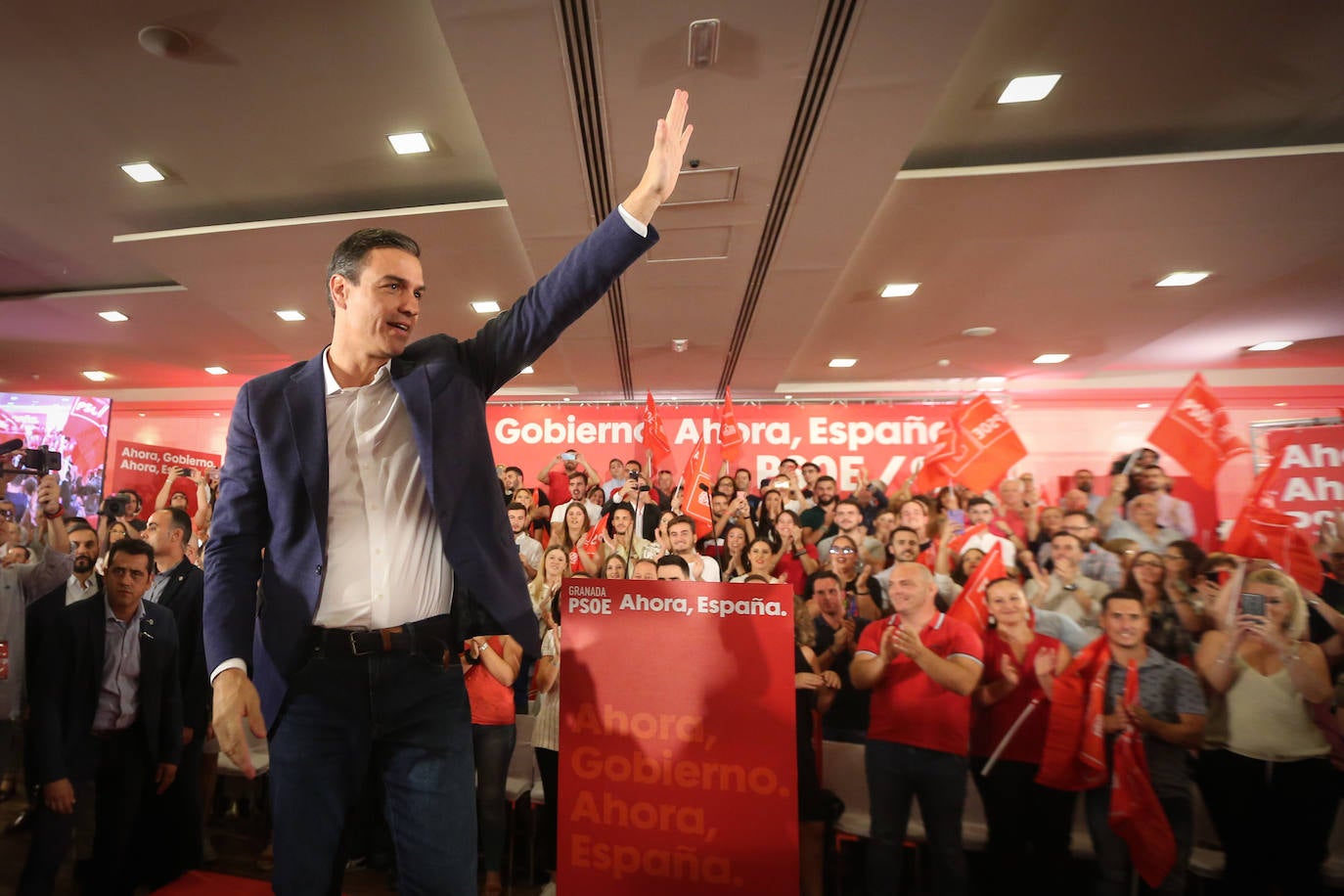 El presidente del Gobierno ha participado en un acto en la capital junto a la secretaria general de los socialistas andaluces, Susana Díaz, el presidente de la Diputación de Granada, José Entrena, y el secretario general del PSOE de la capital, Francisco Cuenca 