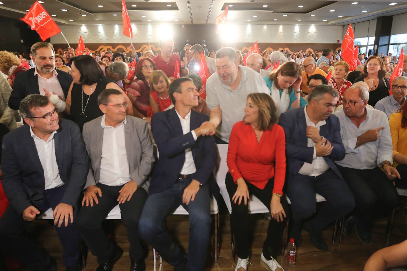 El presidente del Gobierno ha participado en un acto en la capital junto a la secretaria general de los socialistas andaluces, Susana Díaz, el presidente de la Diputación de Granada, José Entrena, y el secretario general del PSOE de la capital, Francisco Cuenca 