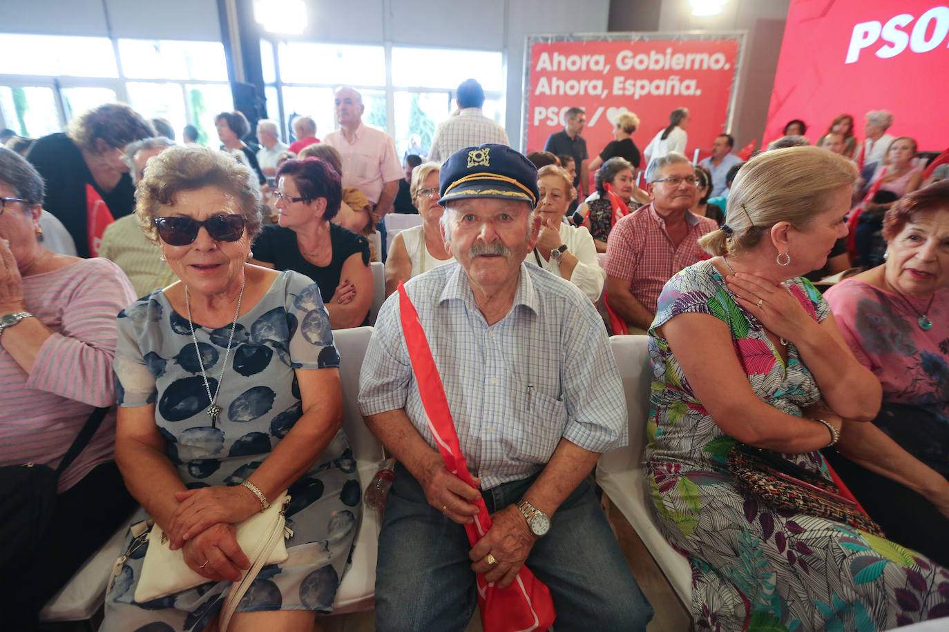 El presidente del Gobierno ha participado en un acto en la capital junto a la secretaria general de los socialistas andaluces, Susana Díaz, el presidente de la Diputación de Granada, José Entrena, y el secretario general del PSOE de la capital, Francisco Cuenca 