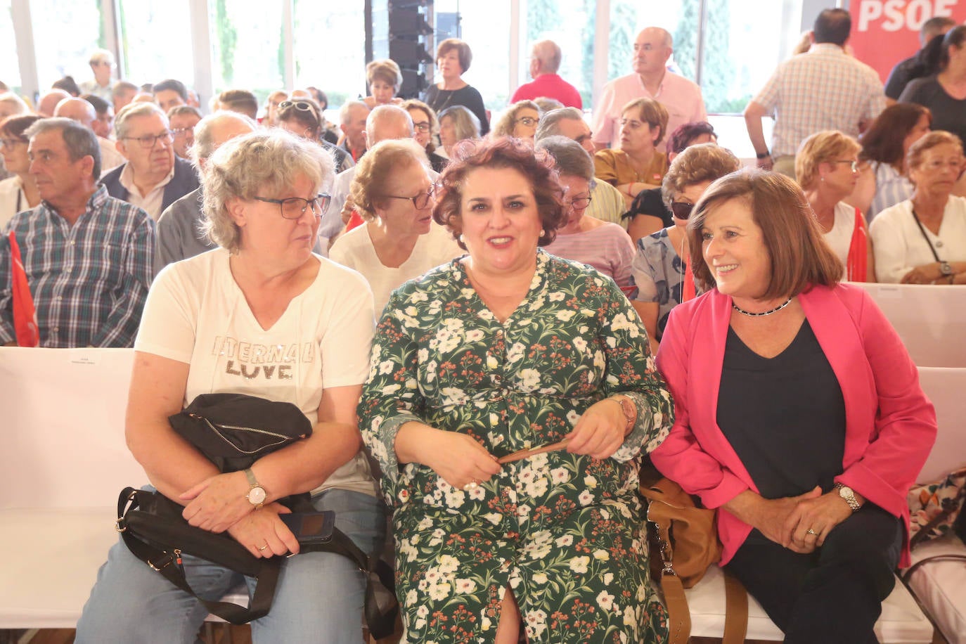 El presidente del Gobierno ha participado en un acto en la capital junto a la secretaria general de los socialistas andaluces, Susana Díaz, el presidente de la Diputación de Granada, José Entrena, y el secretario general del PSOE de la capital, Francisco Cuenca 