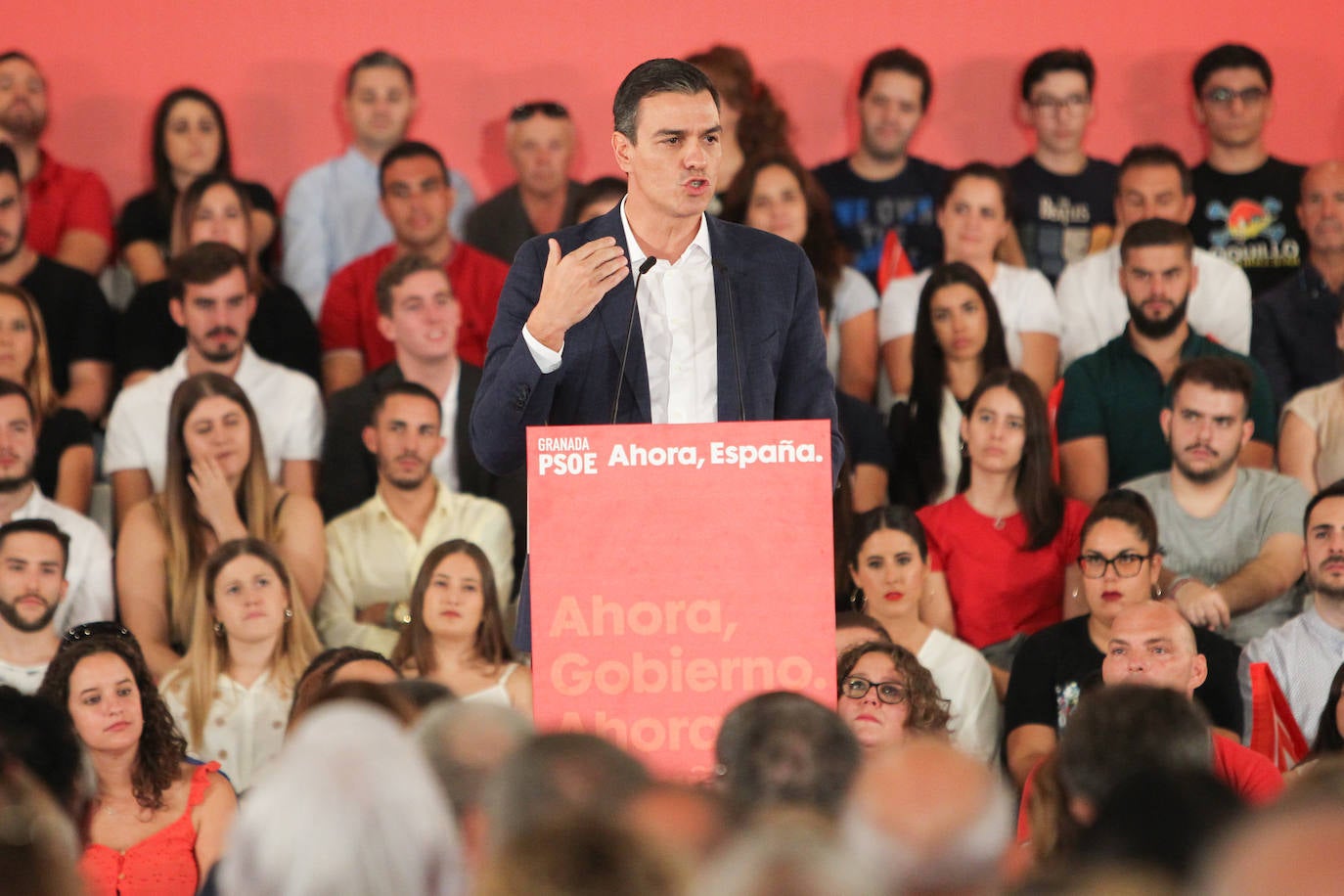 El presidente del Gobierno ha participado en un acto en la capital junto a la secretaria general de los socialistas andaluces, Susana Díaz, el presidente de la Diputación de Granada, José Entrena, y el secretario general del PSOE de la capital, Francisco Cuenca 