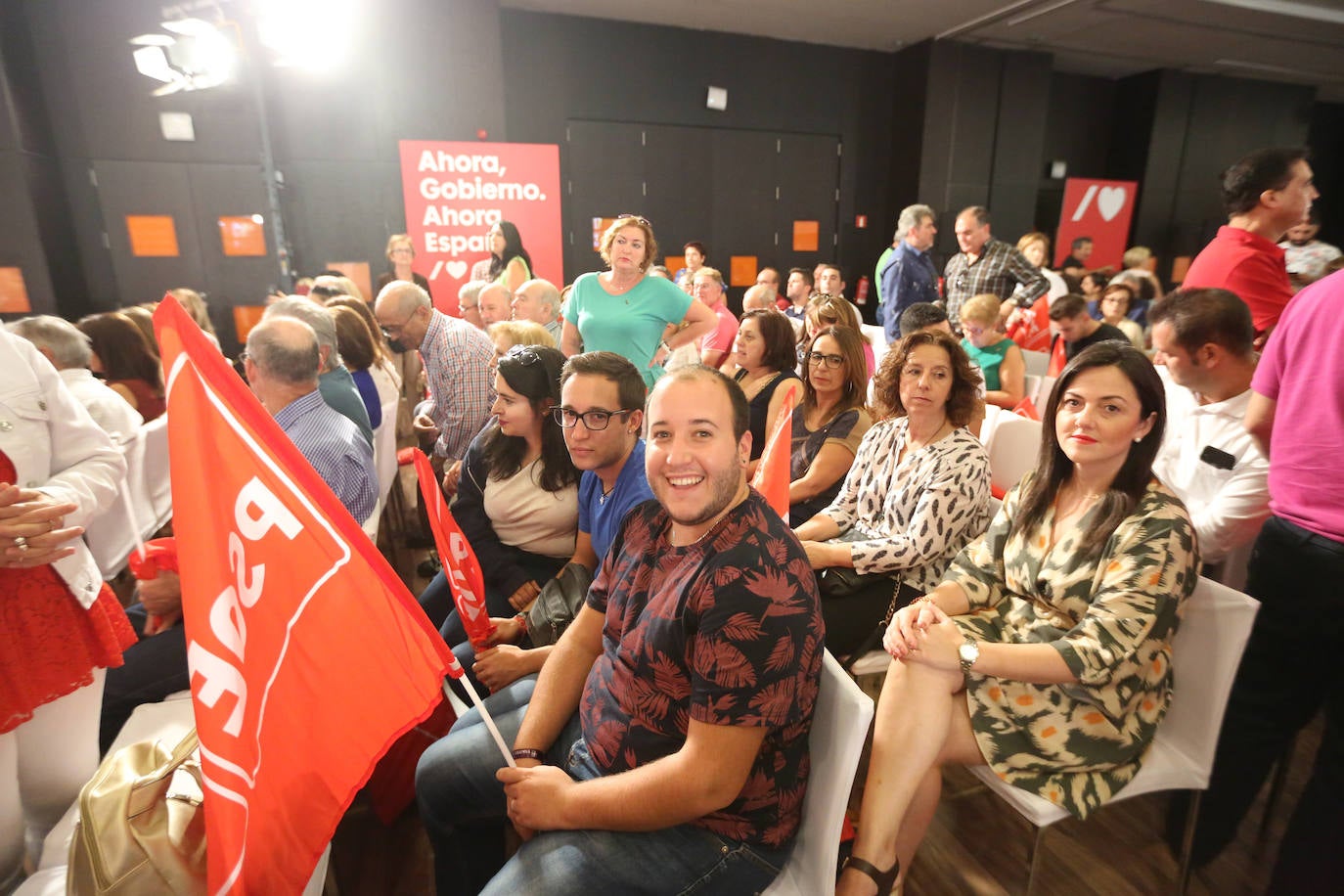 El presidente del Gobierno ha participado en un acto en la capital junto a la secretaria general de los socialistas andaluces, Susana Díaz, el presidente de la Diputación de Granada, José Entrena, y el secretario general del PSOE de la capital, Francisco Cuenca 