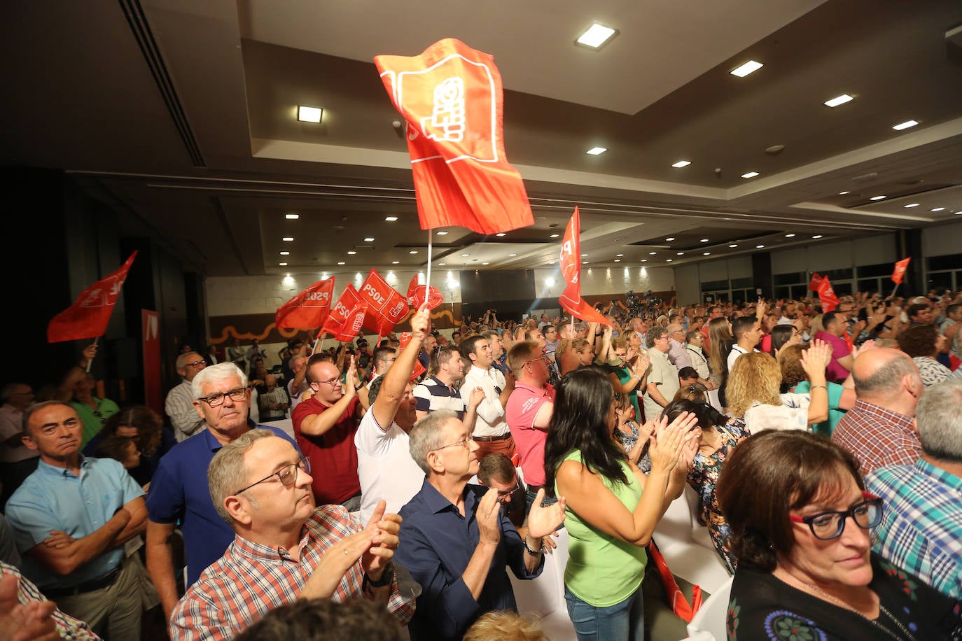 El presidente del Gobierno ha participado en un acto en la capital junto a la secretaria general de los socialistas andaluces, Susana Díaz, el presidente de la Diputación de Granada, José Entrena, y el secretario general del PSOE de la capital, Francisco Cuenca 