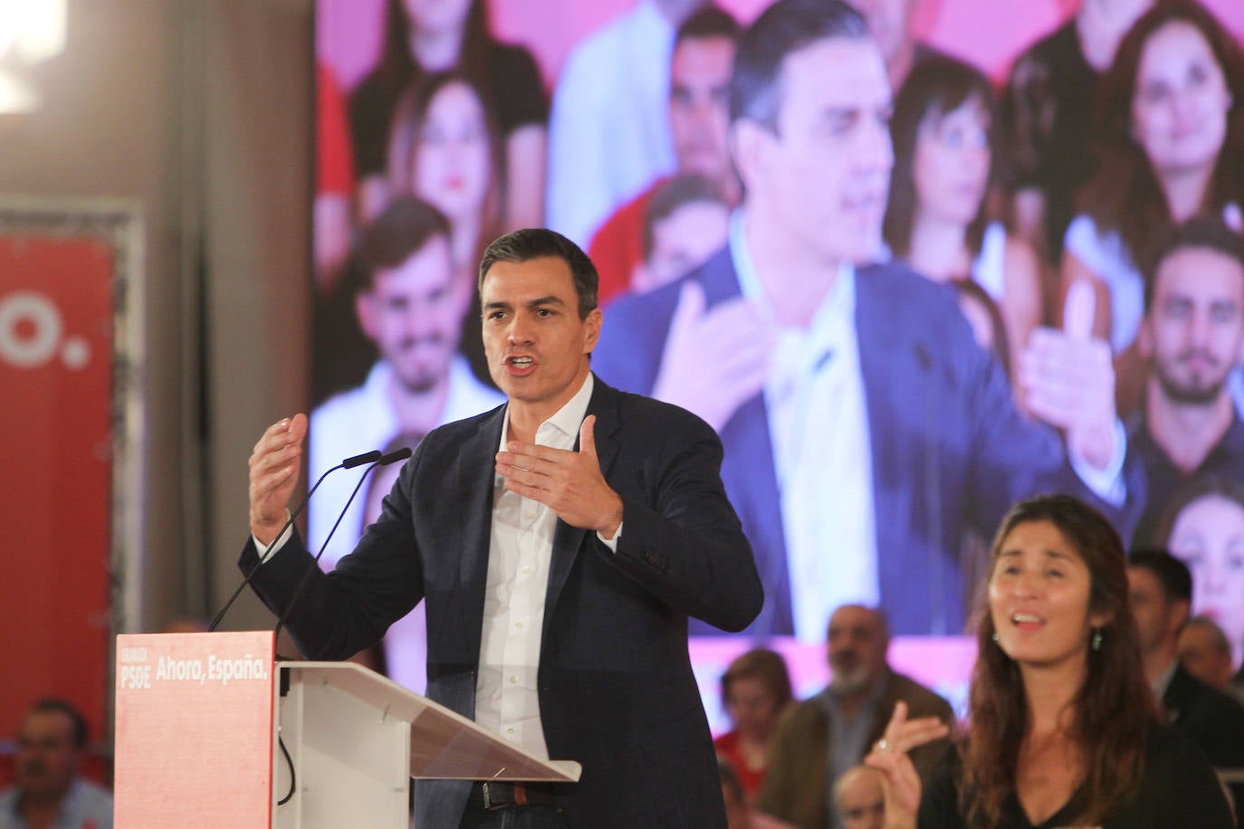 El presidente del Gobierno ha participado en un acto en la capital junto a la secretaria general de los socialistas andaluces, Susana Díaz, el presidente de la Diputación de Granada, José Entrena, y el secretario general del PSOE de la capital, Francisco Cuenca 