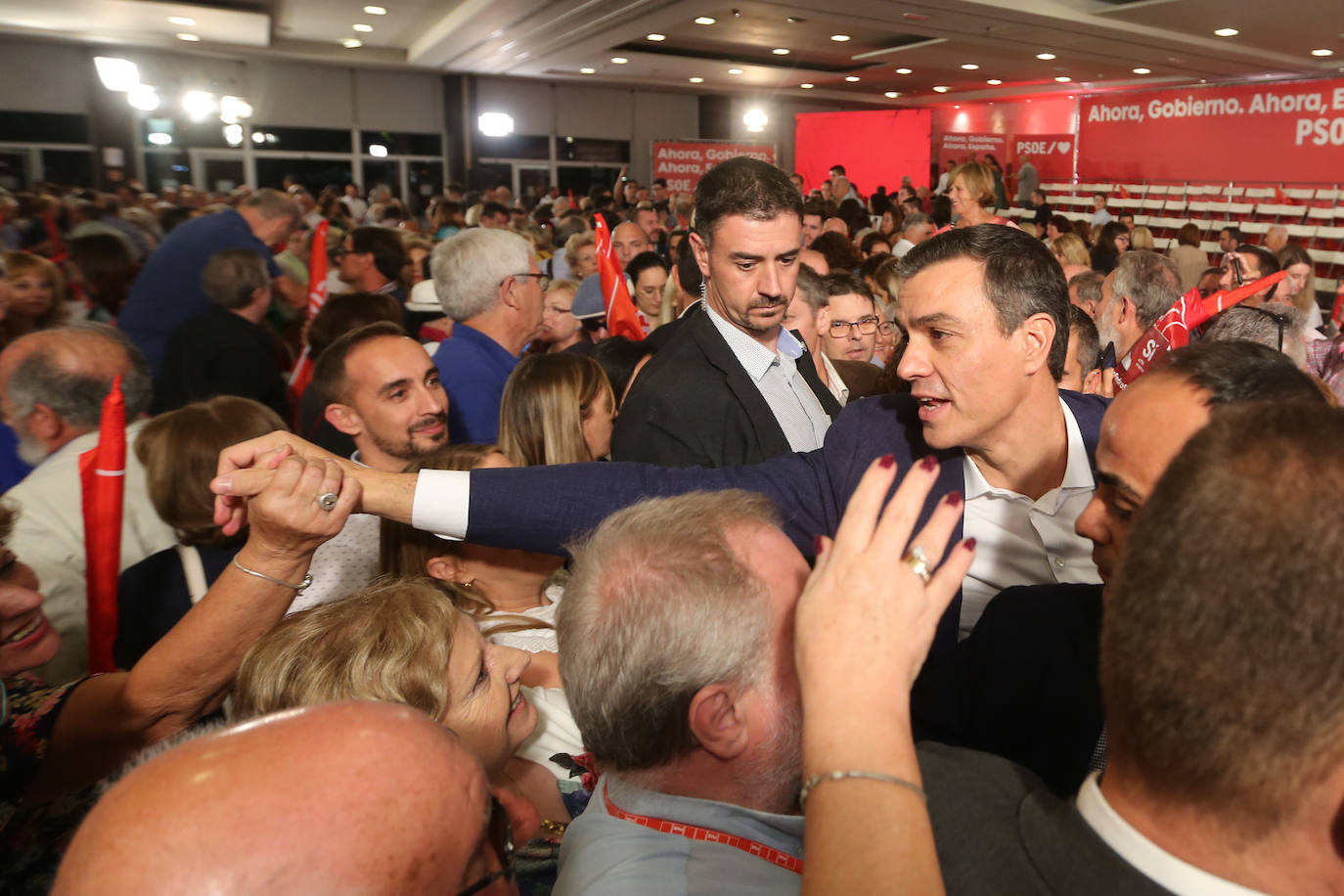 El presidente del Gobierno ha participado en un acto en la capital junto a la secretaria general de los socialistas andaluces, Susana Díaz, el presidente de la Diputación de Granada, José Entrena, y el secretario general del PSOE de la capital, Francisco Cuenca 