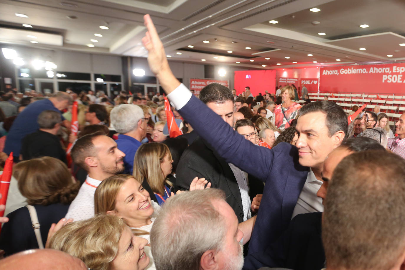 El presidente del Gobierno ha participado en un acto en la capital junto a la secretaria general de los socialistas andaluces, Susana Díaz, el presidente de la Diputación de Granada, José Entrena, y el secretario general del PSOE de la capital, Francisco Cuenca 