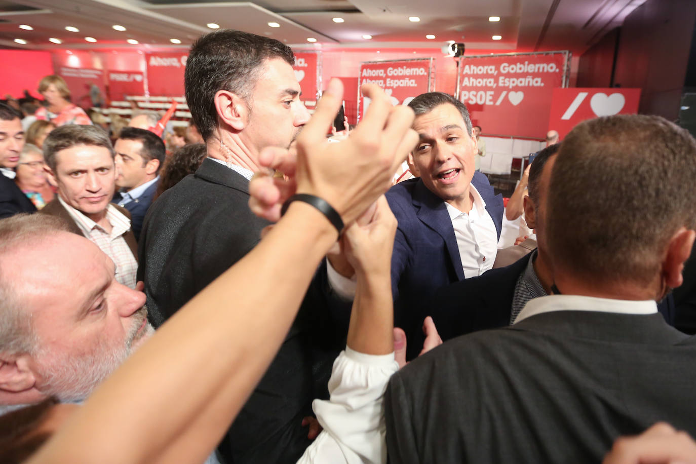 El presidente del Gobierno ha participado en un acto en la capital junto a la secretaria general de los socialistas andaluces, Susana Díaz, el presidente de la Diputación de Granada, José Entrena, y el secretario general del PSOE de la capital, Francisco Cuenca 