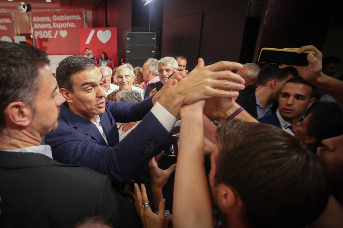 El presidente del Gobierno ha participado en un acto en la capital junto a la secretaria general de los socialistas andaluces, Susana Díaz, el presidente de la Diputación de Granada, José Entrena, y el secretario general del PSOE de la capital, Francisco Cuenca 