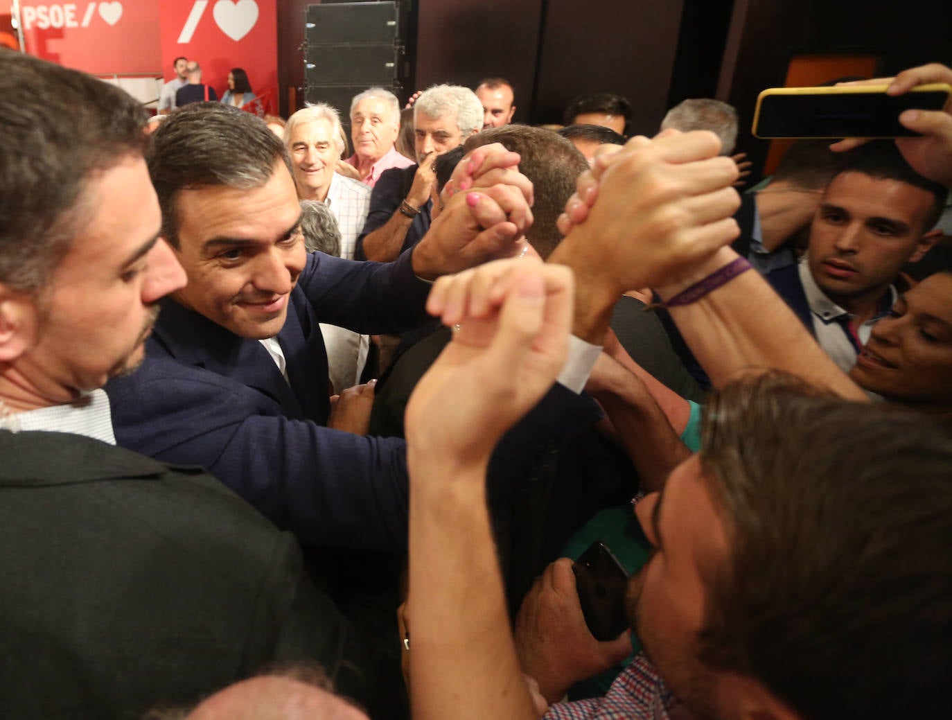 El presidente del Gobierno ha participado en un acto en la capital junto a la secretaria general de los socialistas andaluces, Susana Díaz, el presidente de la Diputación de Granada, José Entrena, y el secretario general del PSOE de la capital, Francisco Cuenca 