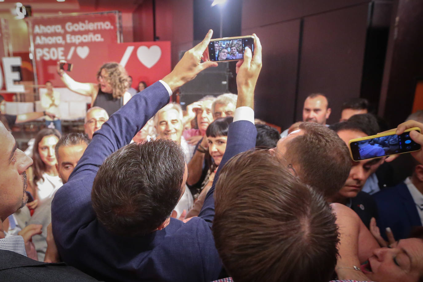 El presidente del Gobierno ha participado en un acto en la capital junto a la secretaria general de los socialistas andaluces, Susana Díaz, el presidente de la Diputación de Granada, José Entrena, y el secretario general del PSOE de la capital, Francisco Cuenca 