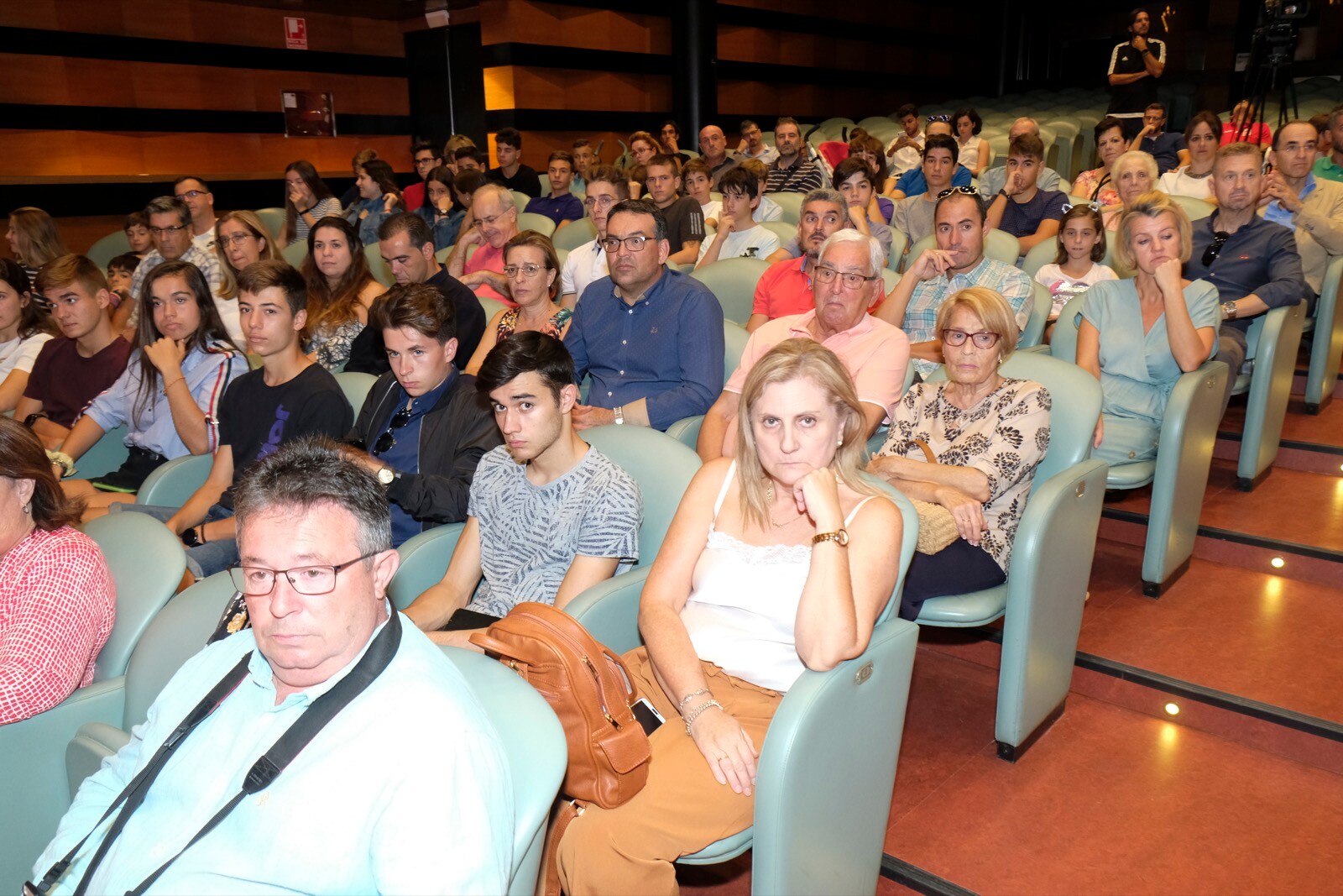 La Fundación Caja Rural entregó las seis becas de las que serán beneficiarios atletas del club Granada Joven a través de su programa de fomento del deporte base. Se trata de un proyecto que pretende que a estos deportistas no les falte de nada en cuanto a nutrición, prevención de lesiones, revisiones médicas, estudio de la podología, fisioterapia periódica o a la hora de las concentraciones precisas.