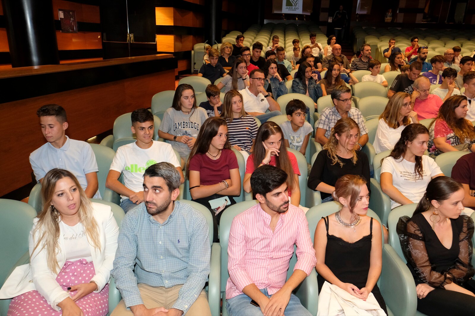 La Fundación Caja Rural entregó las seis becas de las que serán beneficiarios atletas del club Granada Joven a través de su programa de fomento del deporte base. Se trata de un proyecto que pretende que a estos deportistas no les falte de nada en cuanto a nutrición, prevención de lesiones, revisiones médicas, estudio de la podología, fisioterapia periódica o a la hora de las concentraciones precisas.