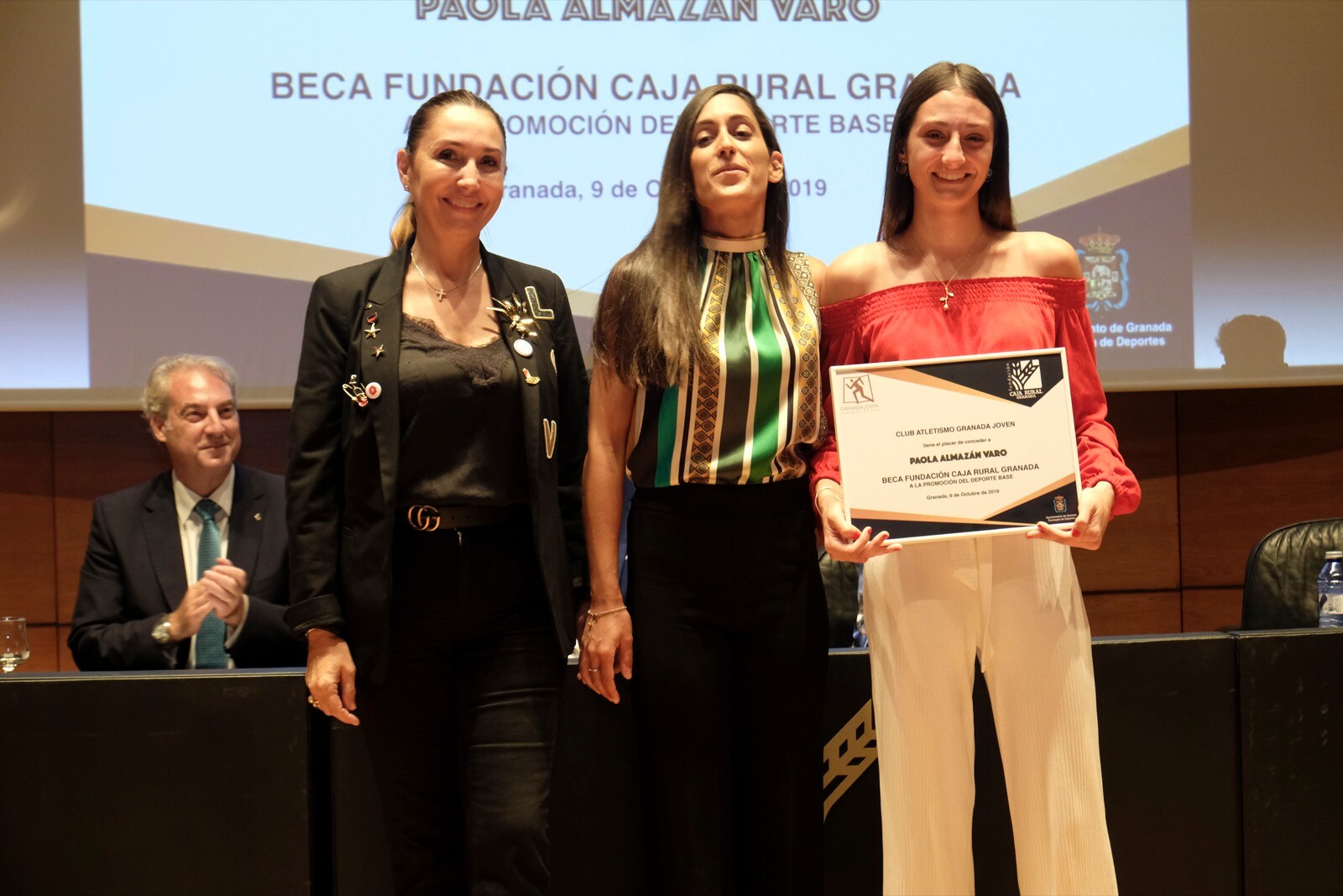 La Fundación Caja Rural entregó las seis becas de las que serán beneficiarios atletas del club Granada Joven a través de su programa de fomento del deporte base. Se trata de un proyecto que pretende que a estos deportistas no les falte de nada en cuanto a nutrición, prevención de lesiones, revisiones médicas, estudio de la podología, fisioterapia periódica o a la hora de las concentraciones precisas.