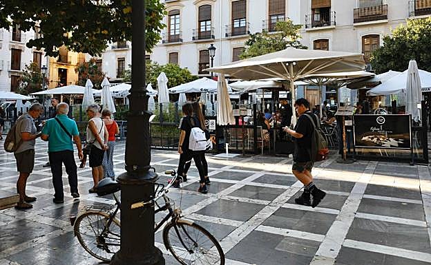 Terrazas en Granada: El Ayuntamiento quiere regular el espacio público revisando todas las terrazas