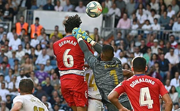 Germán trata de rematar un saque de esquina en el Bernabéu. 