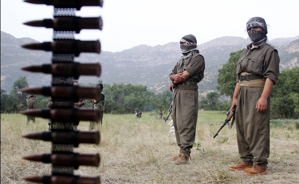 Reclutas kurdos enrolados en la guerrilla de PKK hacen instrucción en un campamento ubicado en las montañas del región iraquí del Kurdistán.