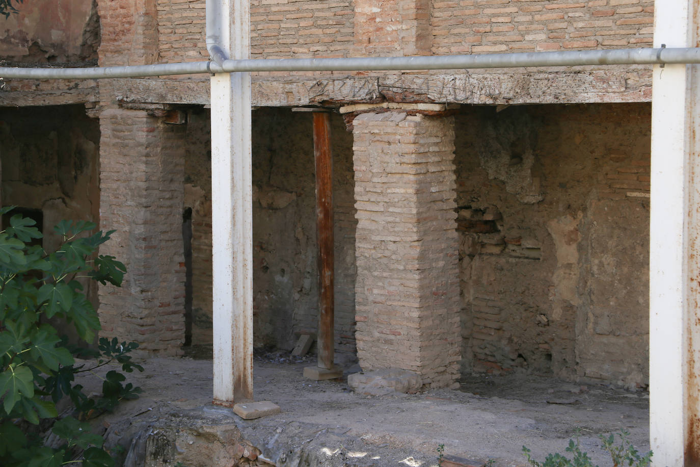 El Colegio de Arquitectos de Granada organizó ayer una visita guiada al Maristán con motivo de la Semana Internacional de la Arquitectura. El recorrido fue guiado por Pedro Salmerón, autor de la propuesta arquitectónica de restauración de este antiguo hospital nazarí.