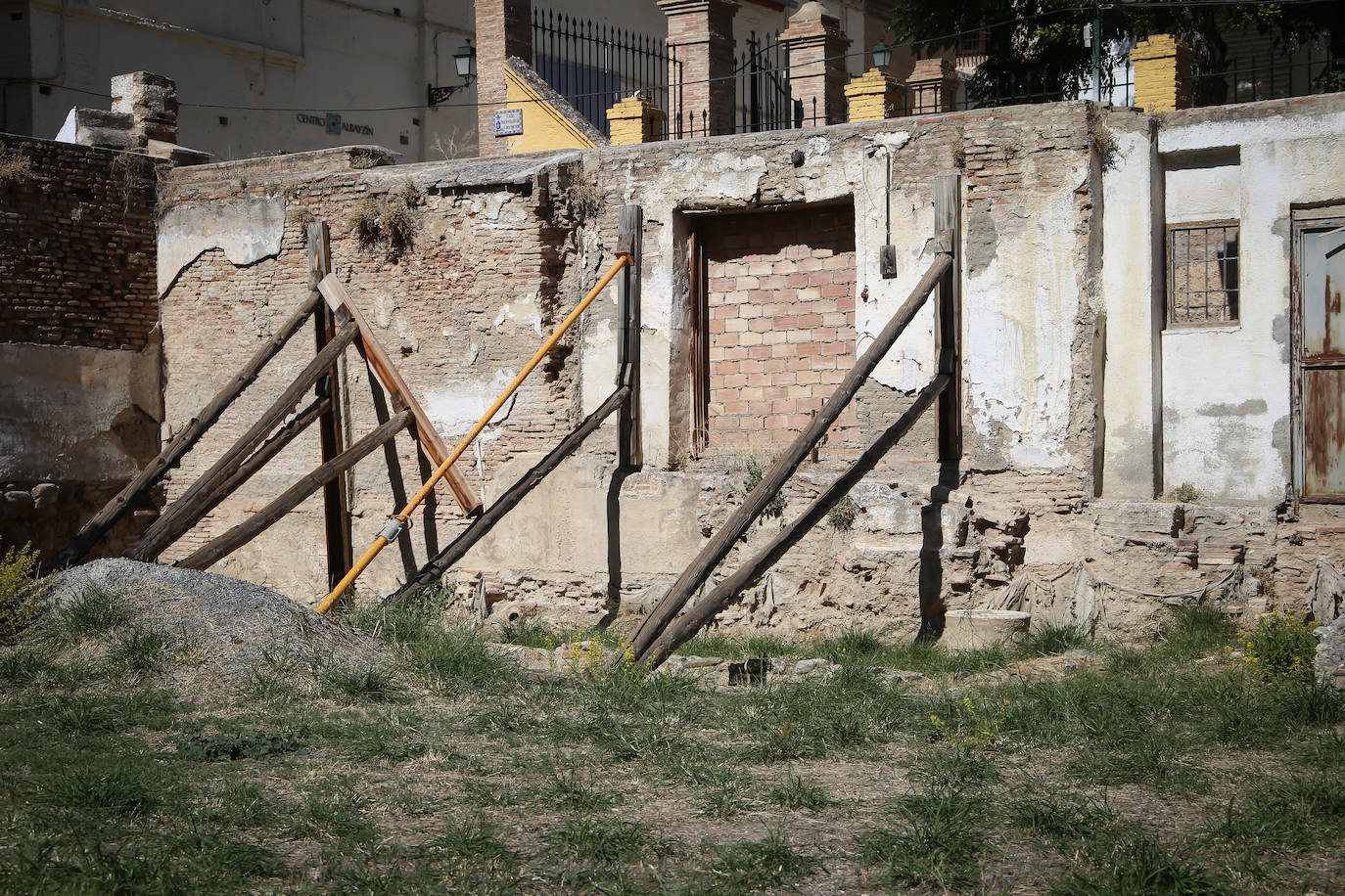 El Colegio de Arquitectos de Granada organizó ayer una visita guiada al Maristán con motivo de la Semana Internacional de la Arquitectura. El recorrido fue guiado por Pedro Salmerón, autor de la propuesta arquitectónica de restauración de este antiguo hospital nazarí.