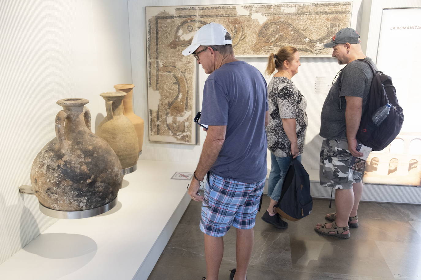 Turistas observan la colección del Museo Arqueológico de Granada.