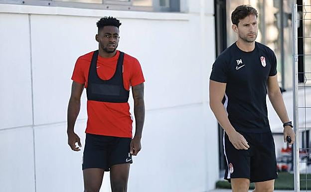 Yan Eteki sale a entrenar junto al readaptador del Granada, José Molina. 