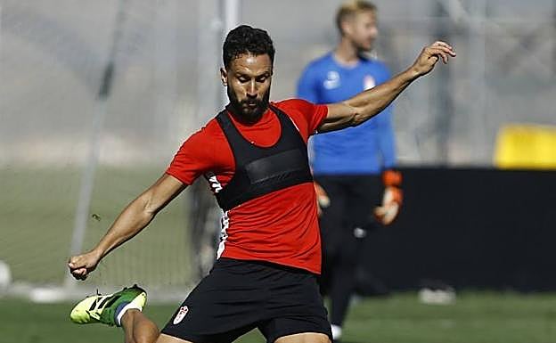Germán Sánchez intenta un lanzamiento durante un entreno del equipo.
