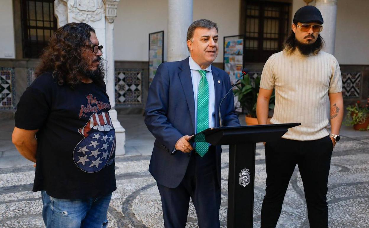 Raimundo Amador y Dellafuente, junto al concejal Francisco Fuentes en la presentación. 