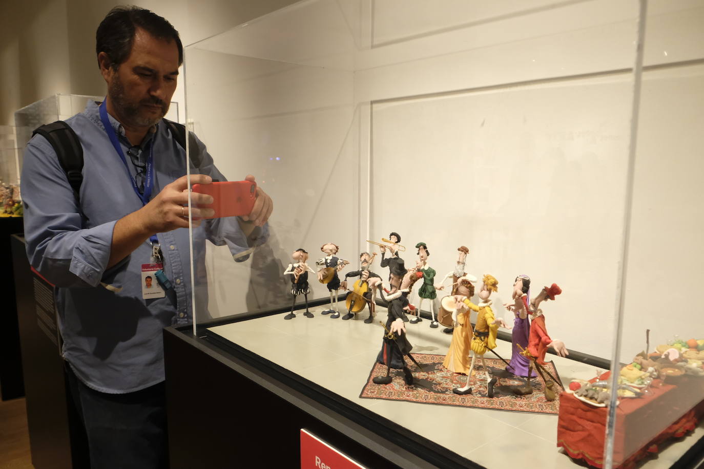 Esto es lo que podrás encontrar en la exposición que recorre 20 momentos fundamentales de la historia de la música hechos con plastilina.