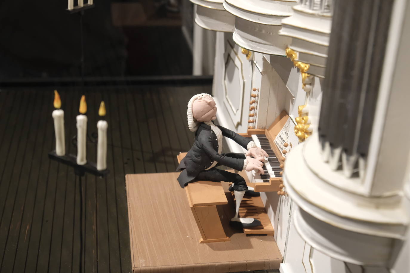 Esto es lo que podrás encontrar en la exposición que recorre 20 momentos fundamentales de la historia de la música hechos con plastilina.