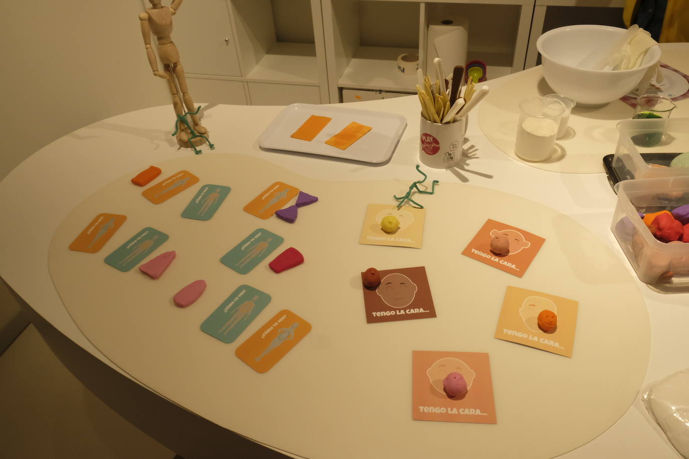 Esto es lo que podrás encontrar en la exposición que recorre 20 momentos fundamentales de la historia de la música hechos con plastilina.