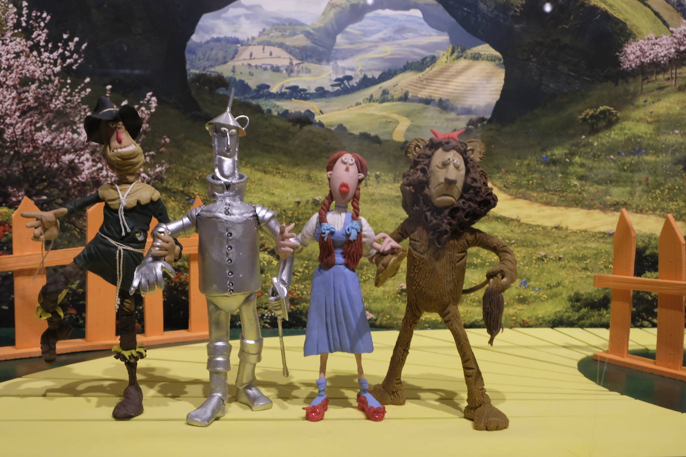 Esto es lo que podrás encontrar en la exposición que recorre 20 momentos fundamentales de la historia de la música hechos con plastilina.