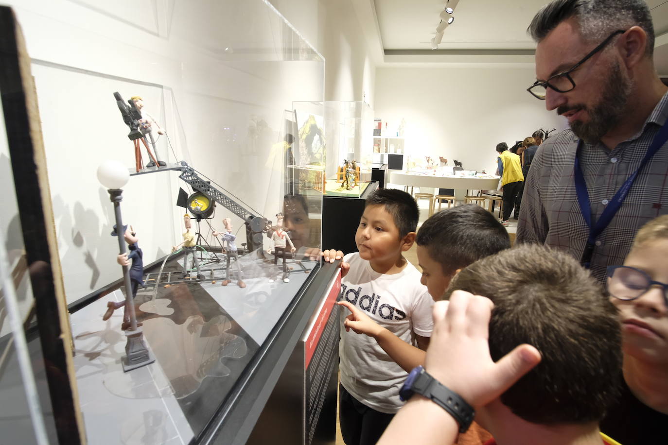 Esto es lo que podrás encontrar en la exposición que recorre 20 momentos fundamentales de la historia de la música hechos con plastilina.