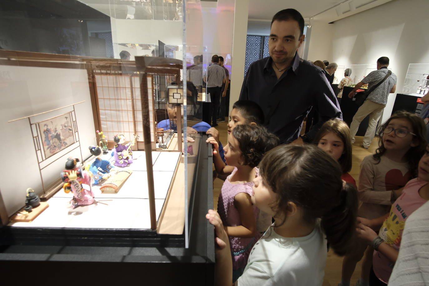Esto es lo que podrás encontrar en la exposición que recorre 20 momentos fundamentales de la historia de la música hechos con plastilina.