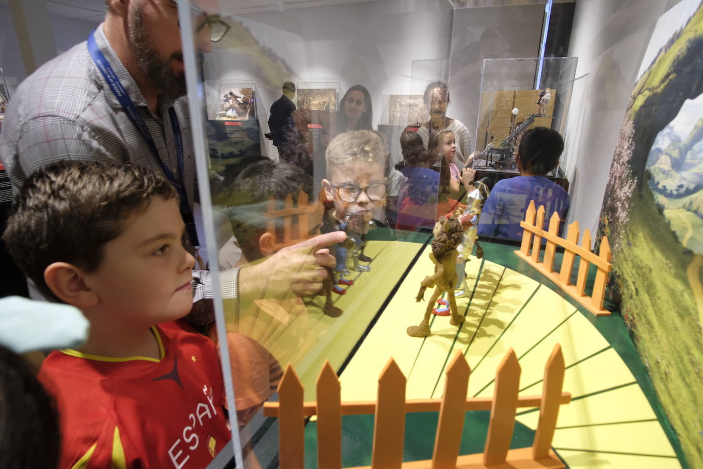 Esto es lo que podrás encontrar en la exposición que recorre 20 momentos fundamentales de la historia de la música hechos con plastilina.