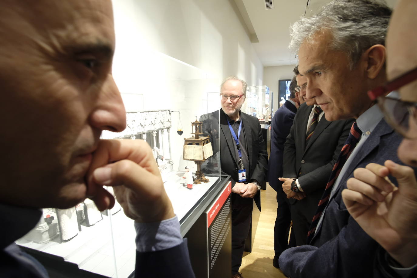 Esto es lo que podrás encontrar en la exposición que recorre 20 momentos fundamentales de la historia de la música hechos con plastilina.