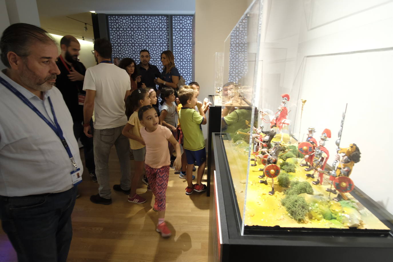 Esto es lo que podrás encontrar en la exposición que recorre 20 momentos fundamentales de la historia de la música hechos con plastilina.