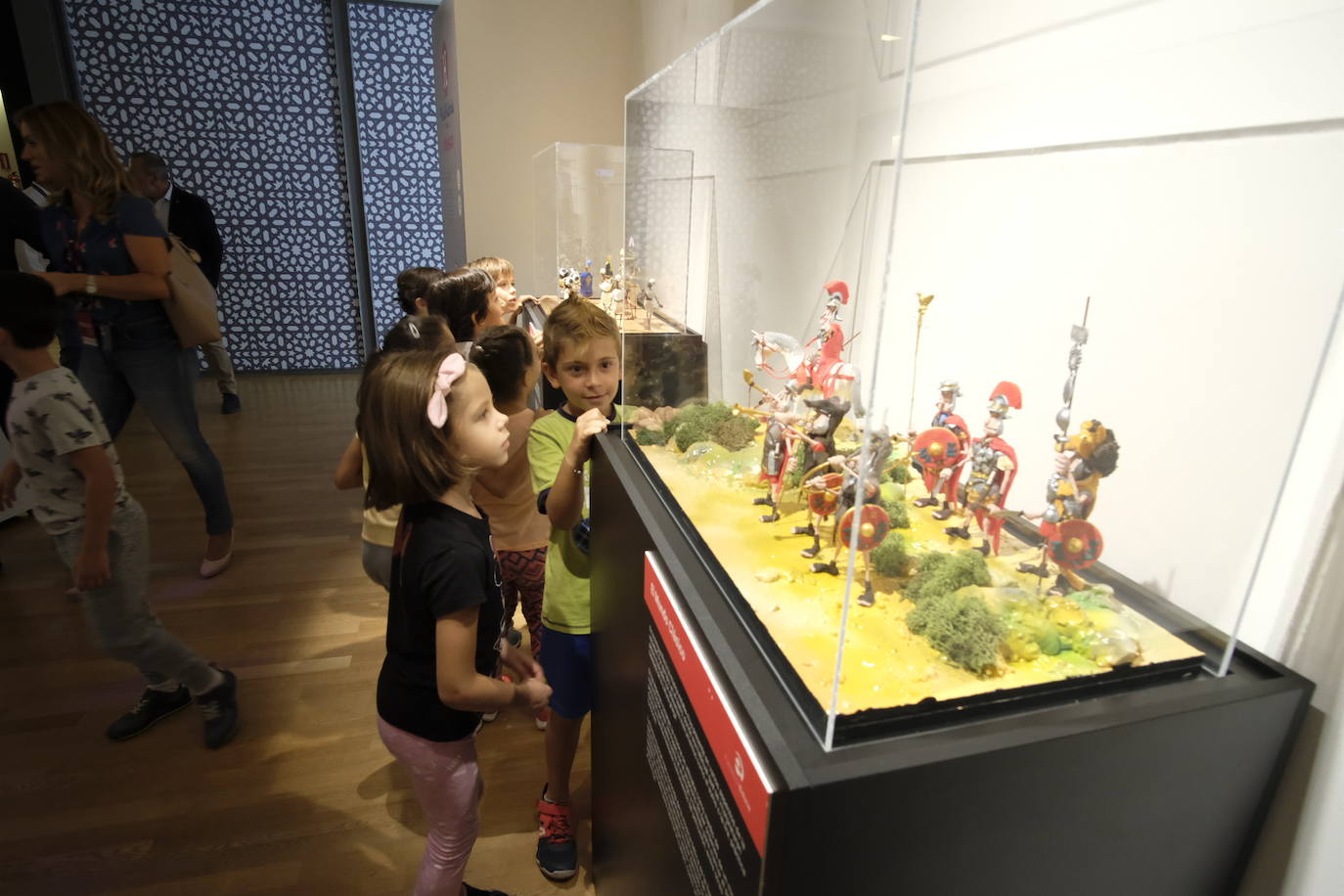 Esto es lo que podrás encontrar en la exposición que recorre 20 momentos fundamentales de la historia de la música hechos con plastilina.