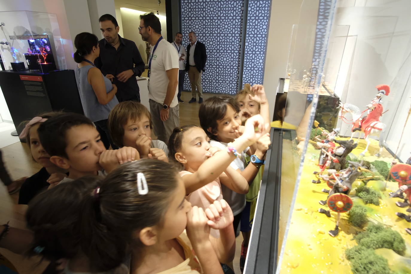 Esto es lo que podrás encontrar en la exposición que recorre 20 momentos fundamentales de la historia de la música hechos con plastilina.