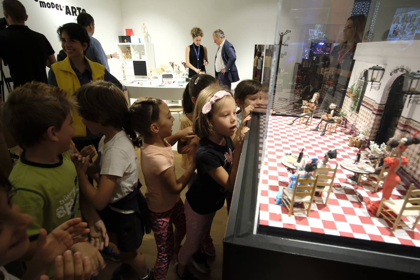 Esto es lo que podrás encontrar en la exposición que recorre 20 momentos fundamentales de la historia de la música hechos con plastilina.