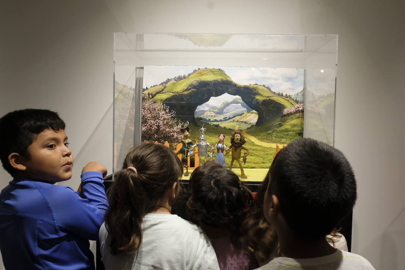 Esto es lo que podrás encontrar en la exposición que recorre 20 momentos fundamentales de la historia de la música hechos con plastilina.