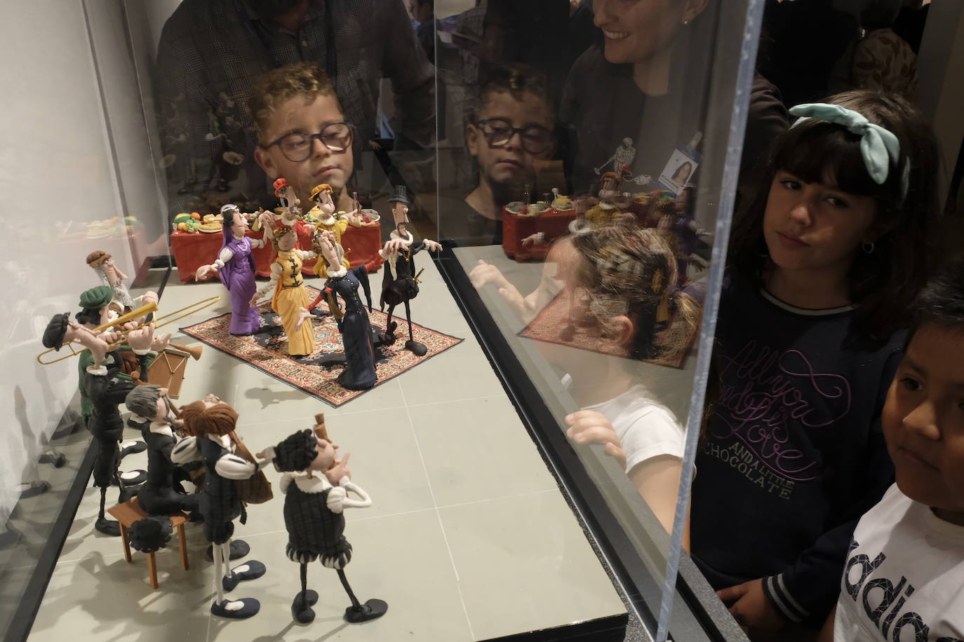 Esto es lo que podrás encontrar en la exposición que recorre 20 momentos fundamentales de la historia de la música hechos con plastilina.