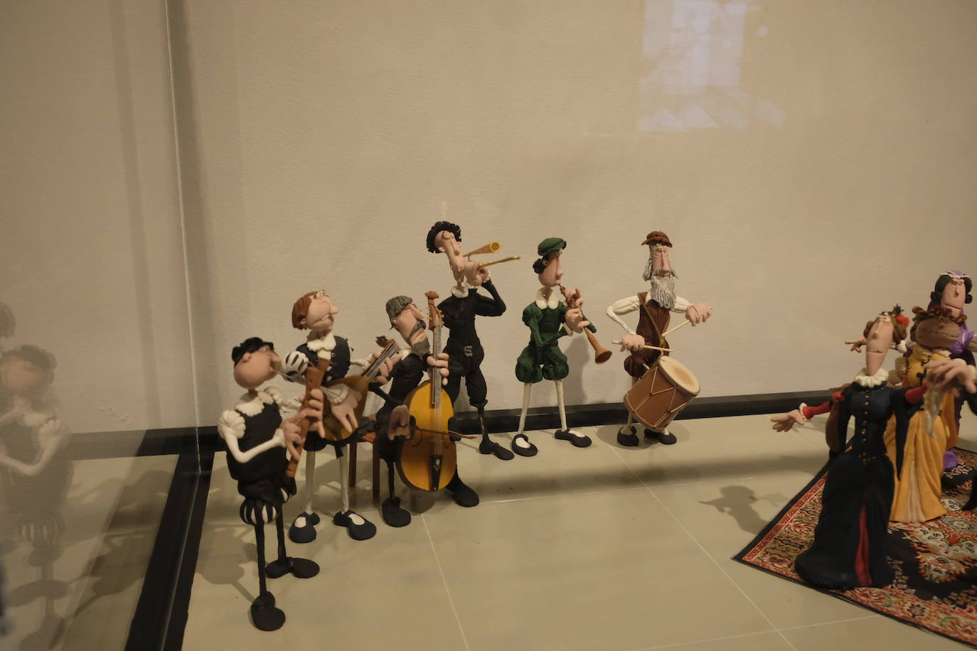 Esto es lo que podrás encontrar en la exposición que recorre 20 momentos fundamentales de la historia de la música hechos con plastilina.