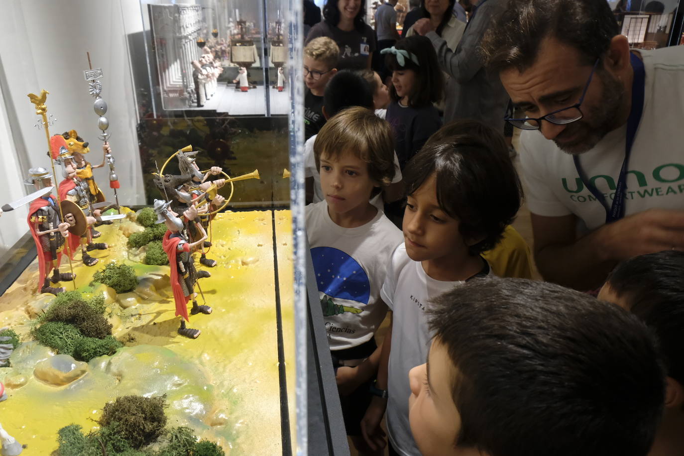 Esto es lo que podrás encontrar en la exposición que recorre 20 momentos fundamentales de la historia de la música hechos con plastilina.