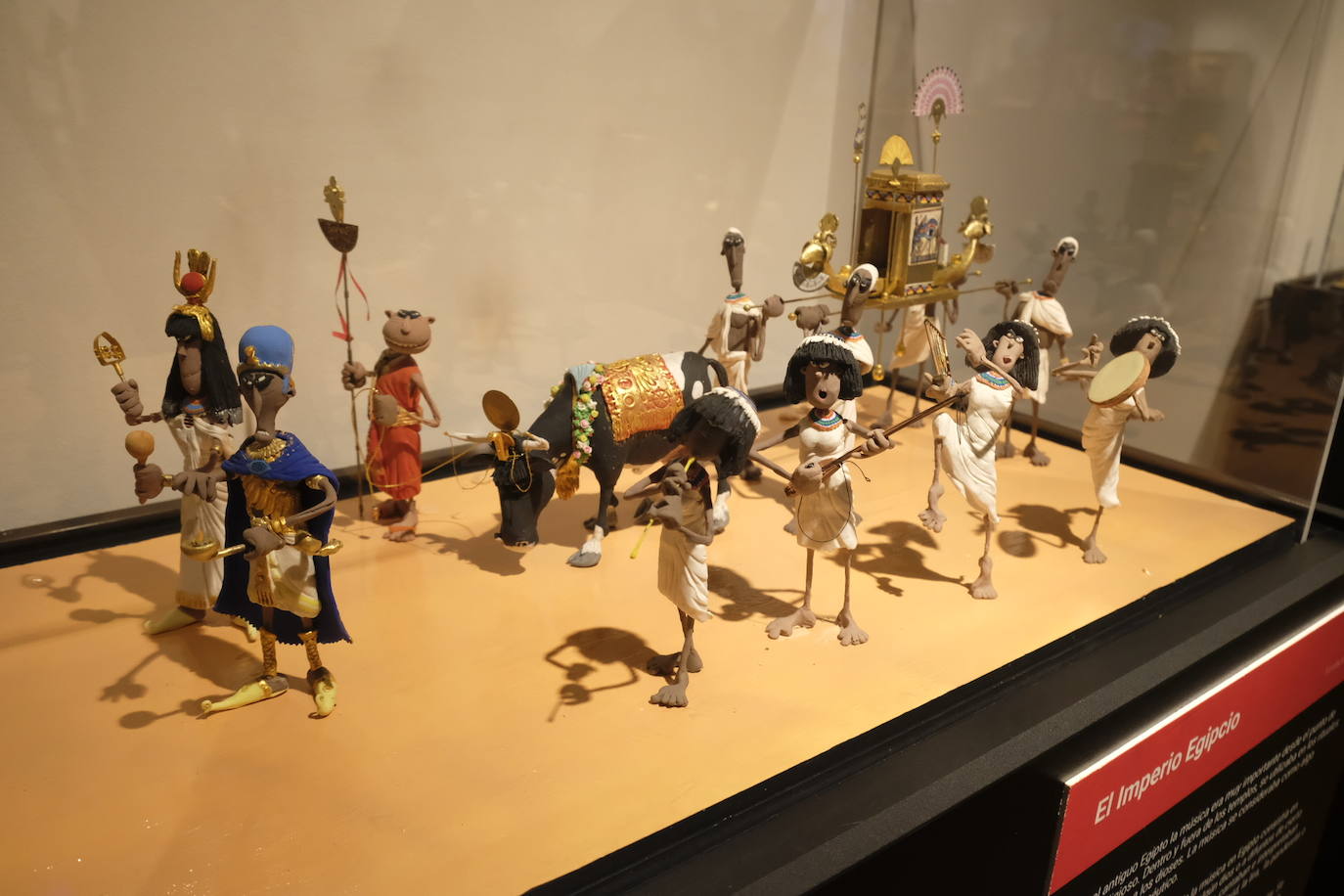 Esto es lo que podrás encontrar en la exposición que recorre 20 momentos fundamentales de la historia de la música hechos con plastilina.