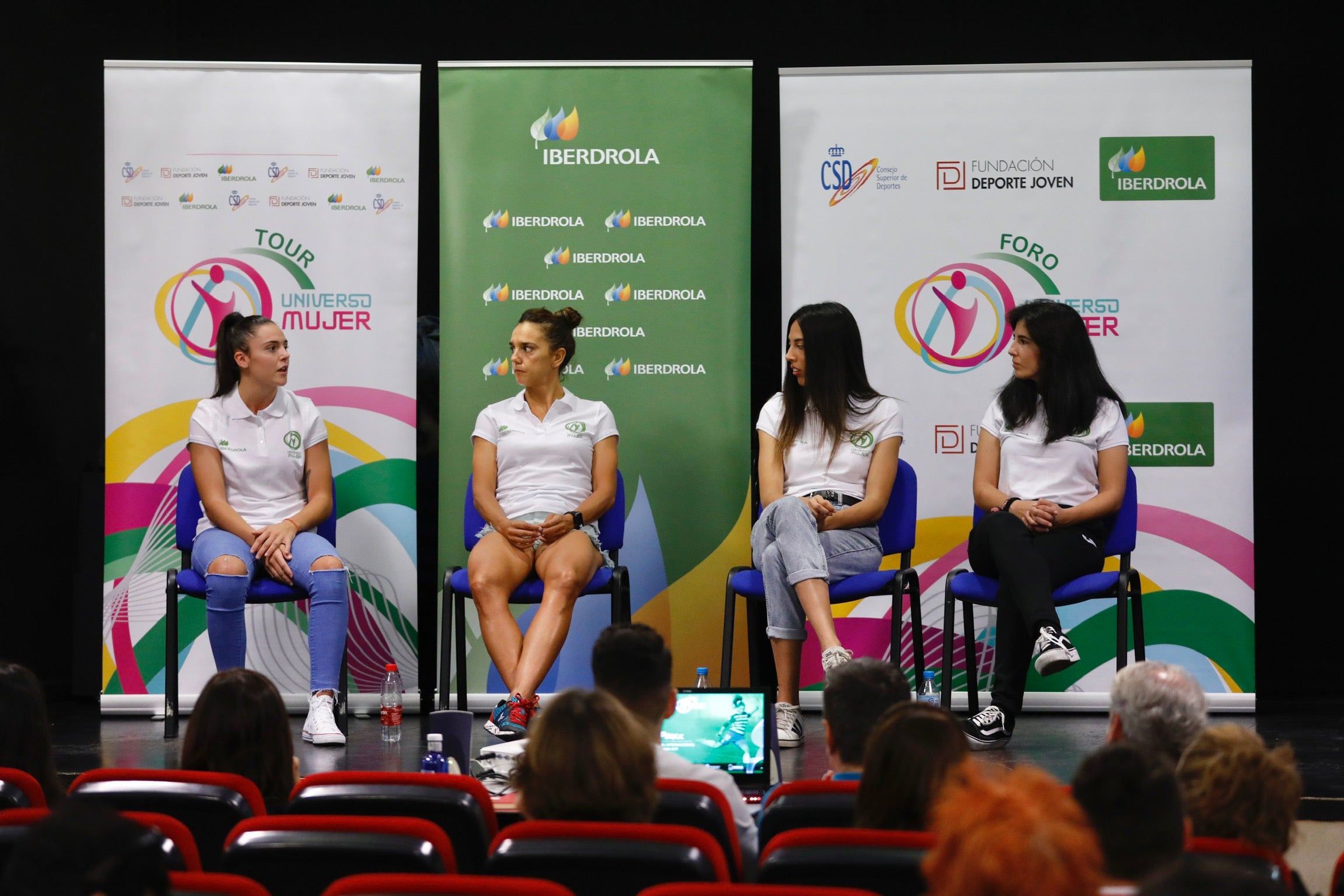 Alba Pérez, Eva Calvo, Irene Senac y María Pujol han relatado su experiencia como atletas de alto nivel en un coloquio que inaugura una intensa jornada de actividades