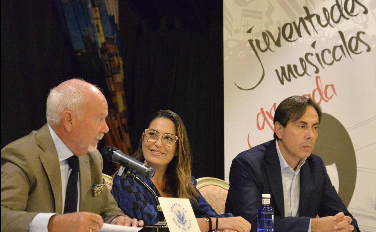 Ruiz de Pablos, Garrido y Carmona, director del Auditorio Falla, en el acto.