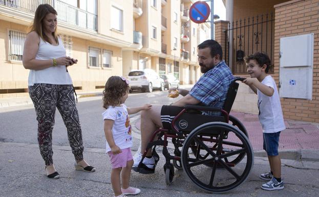 Mónica, la mujer de Juan Ramón Amores, con él y sus hijos, Iván, de cinco años, y Jimena, de dos.